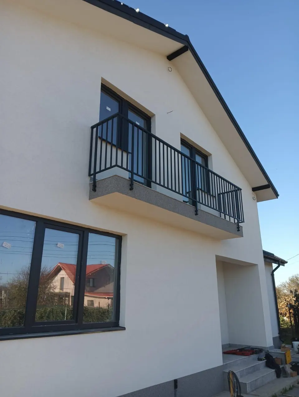 Balustradă de balcon cu bare verticale