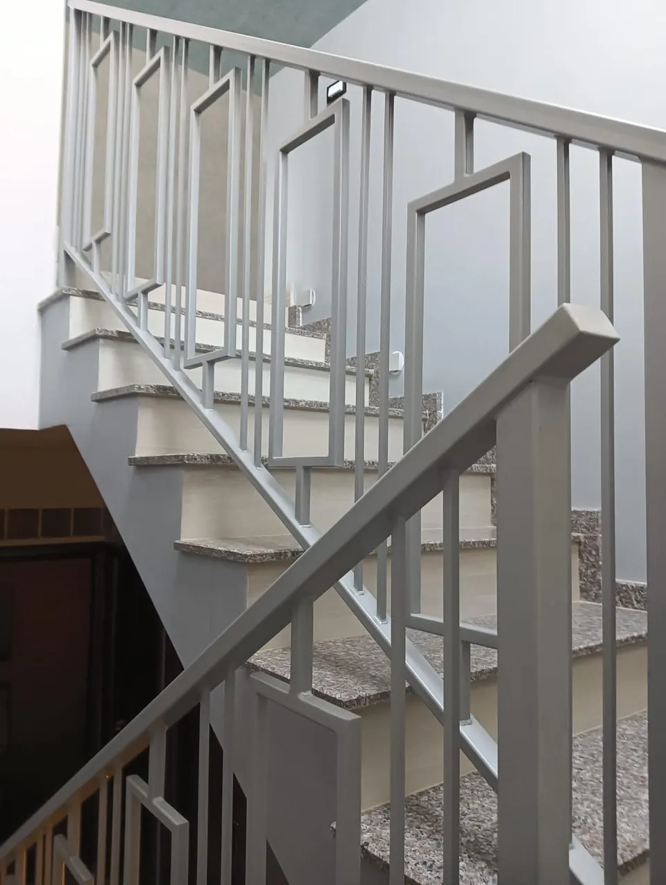 Balustradă albă cu model geometric