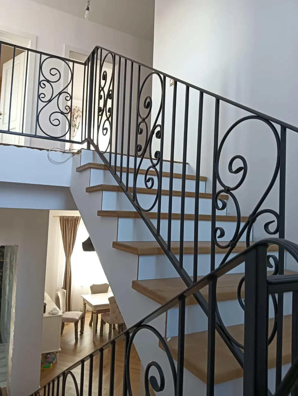 Balustradă din fier forjat cu volute pentru scară interioară