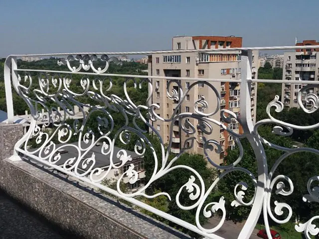 Balustradă albă din fier forjat cu volute bogate