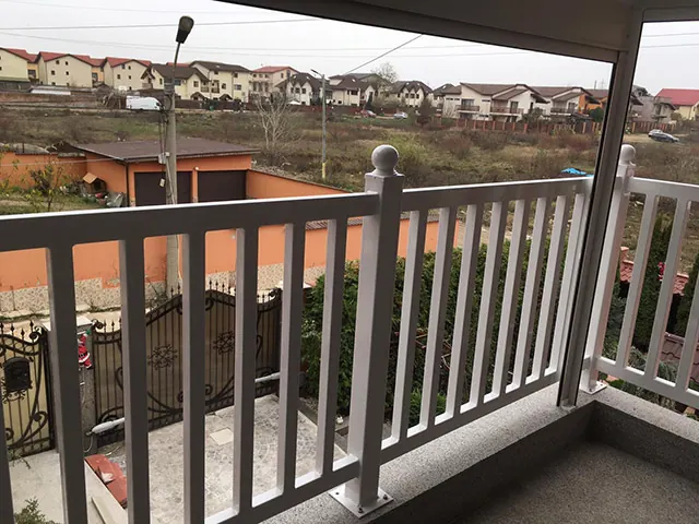Balustradă albă cu bare verticale, scară și balcon (B17) – poza 1 din 5
