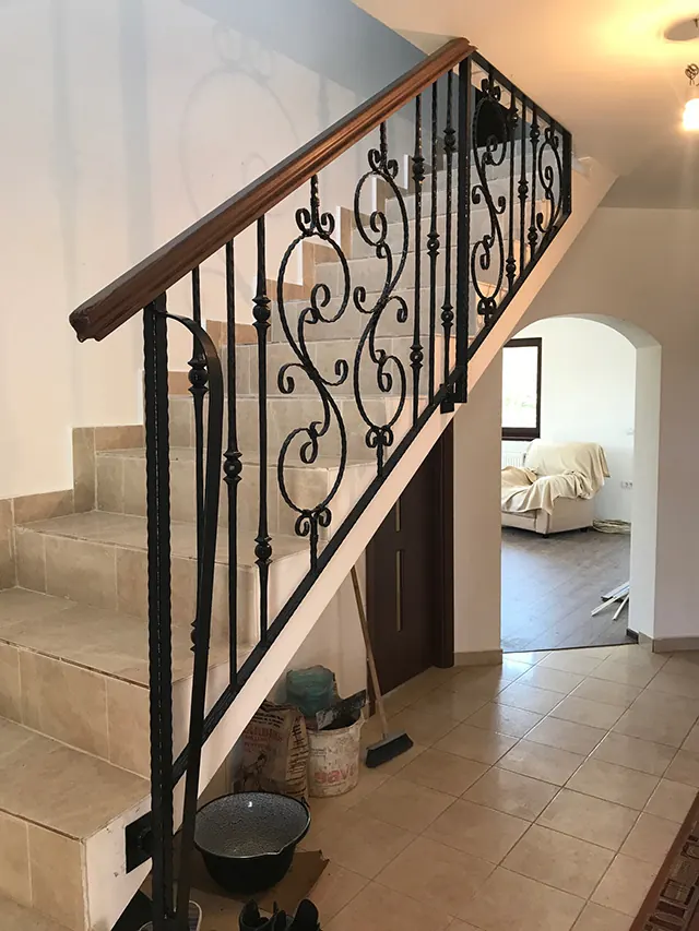 Balustradă din fier forjat cu mână curentă din lemn