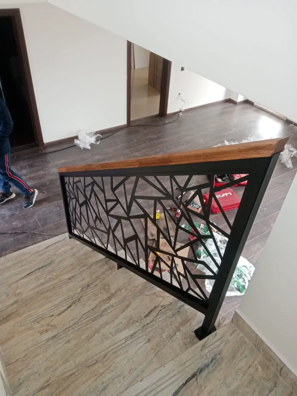 Balustradă cu panouri debitate laser și mână curentă din lemn (B2) – poza 1 din 3