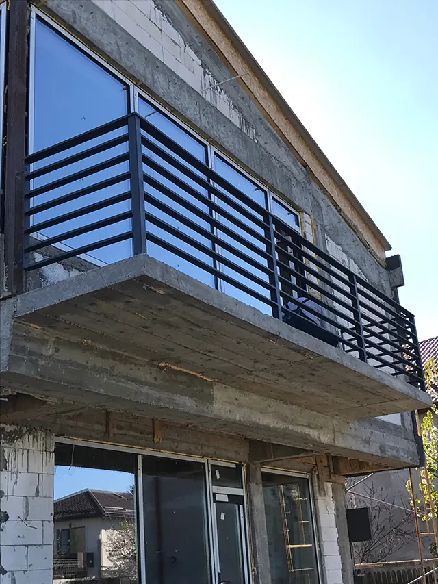 Balustradă de balcon cu bare orizontale