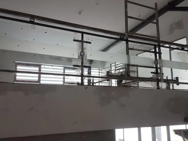 Balustradă pentru galerie interioară, în montaj