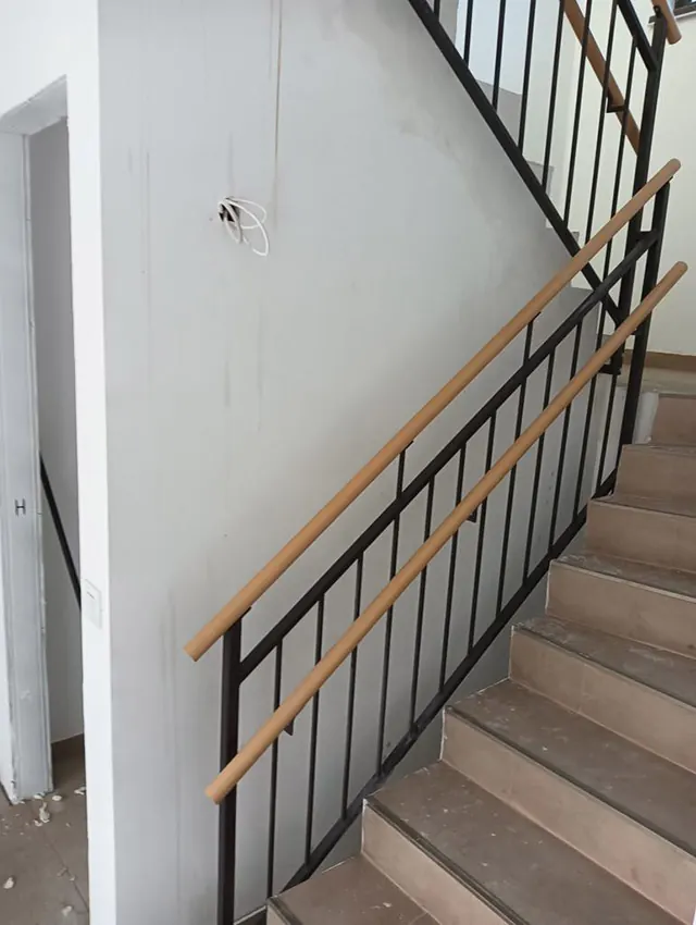 Balustradă cu dublă mână curentă din lemn