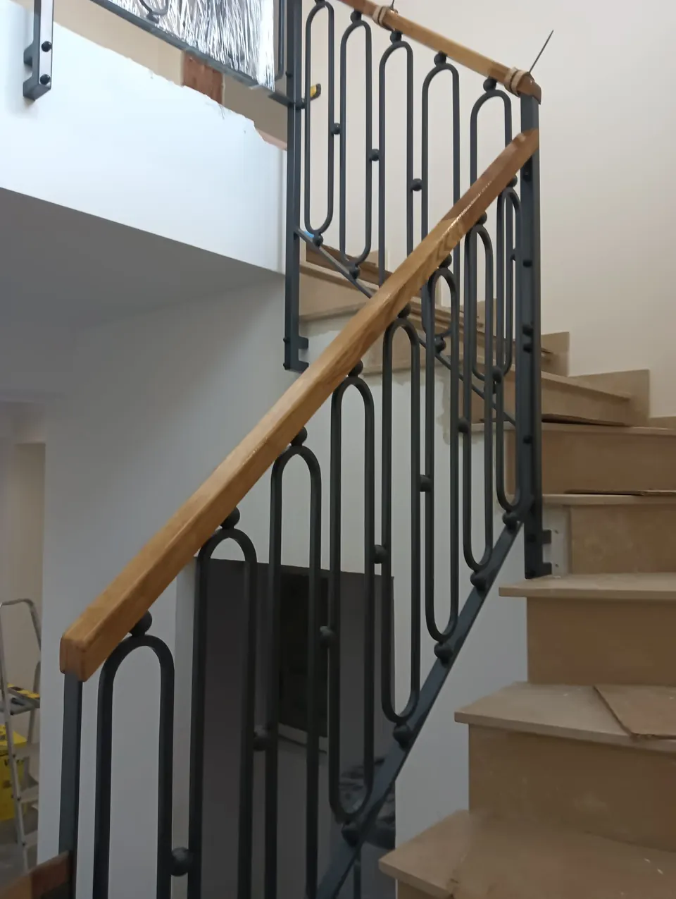Balustradă cu model oval și mână curentă din lemn