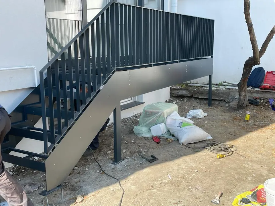 Scară exterioară cu balustradă cu bare verticale