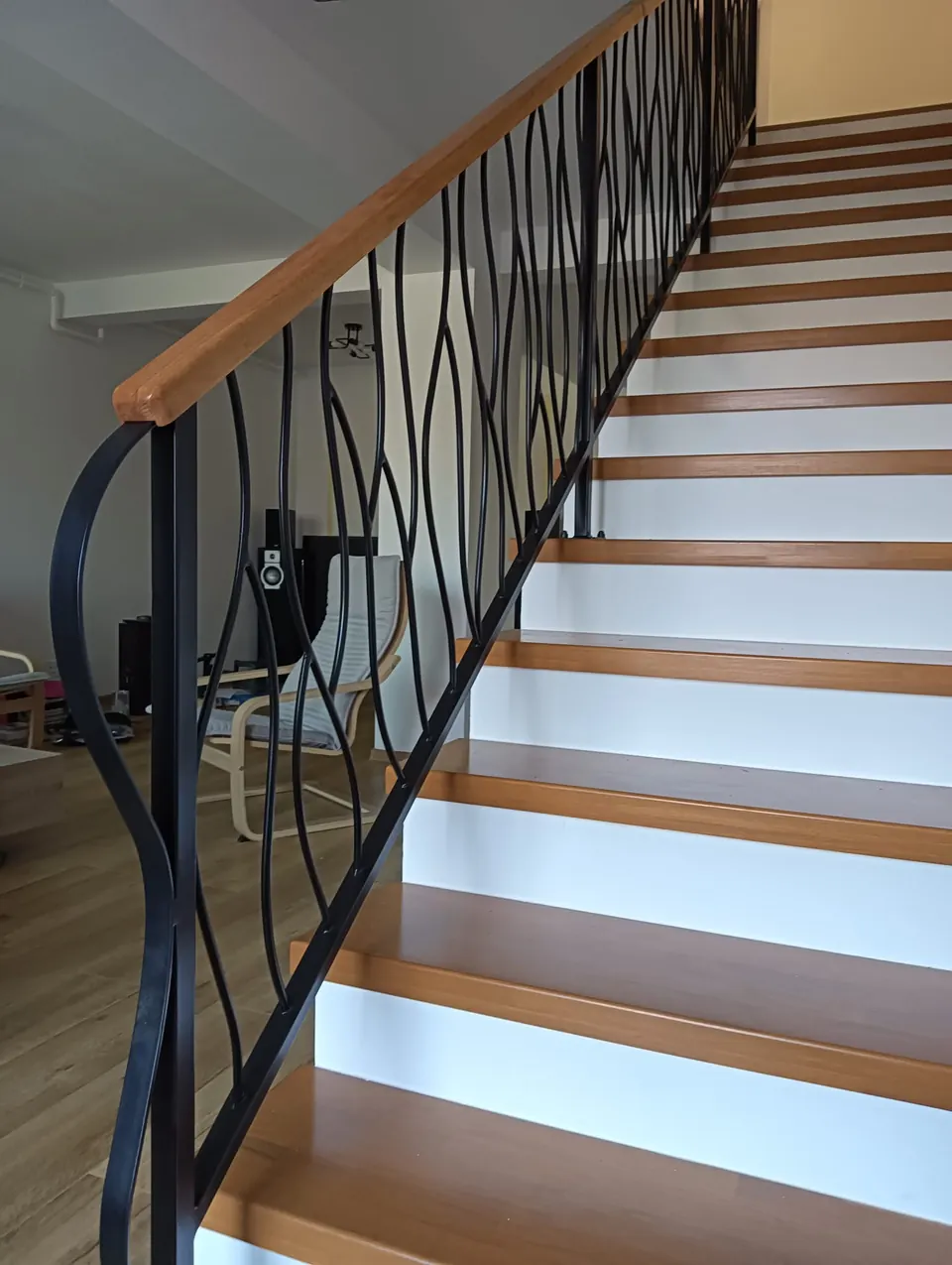 Balustradă cu montanți ondulați și mână curentă din lemn