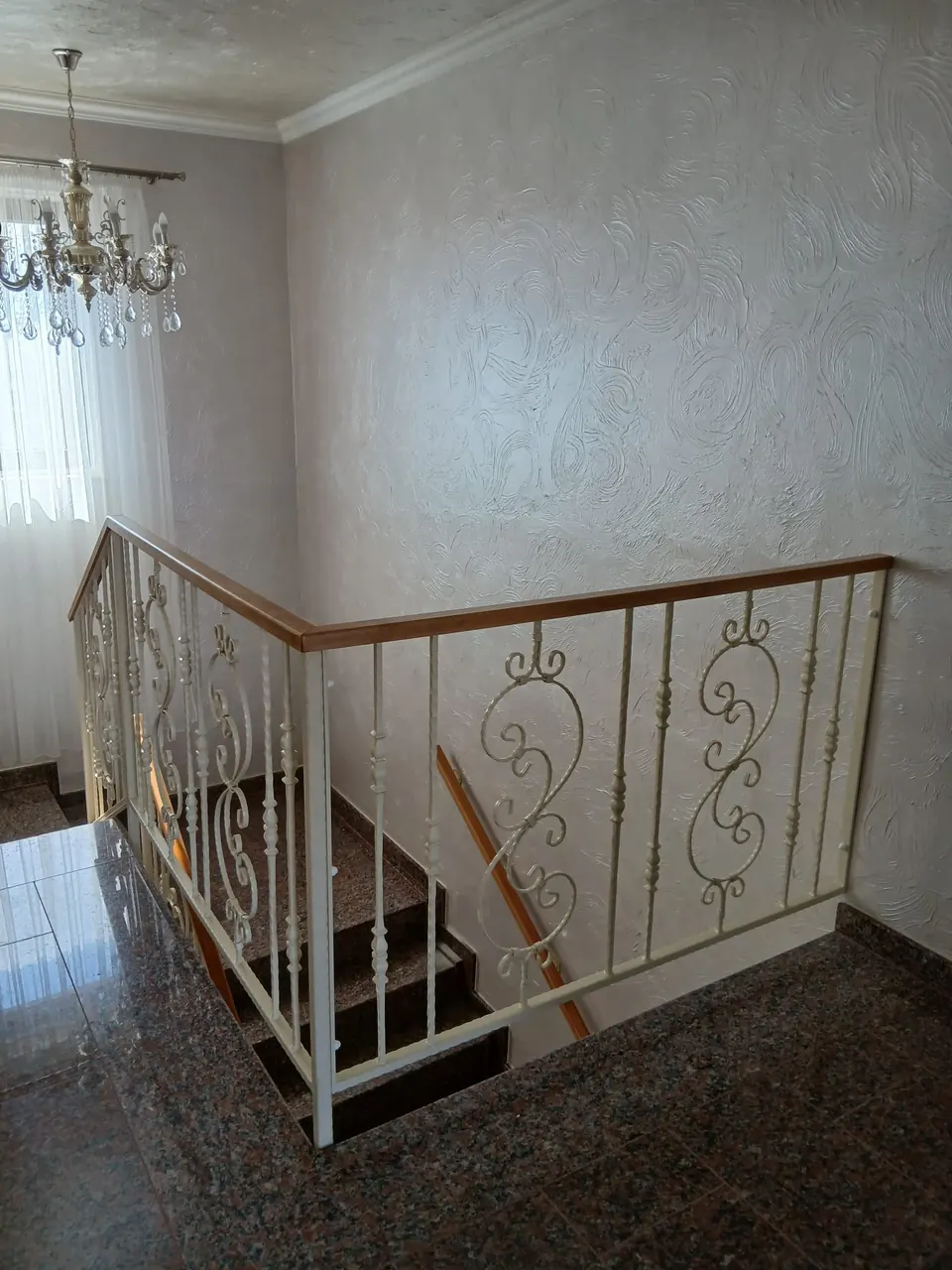 Balustrade albe cu volute, interior și terasă