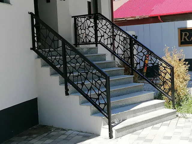Balustradă exterioară cu panouri decupate laser
