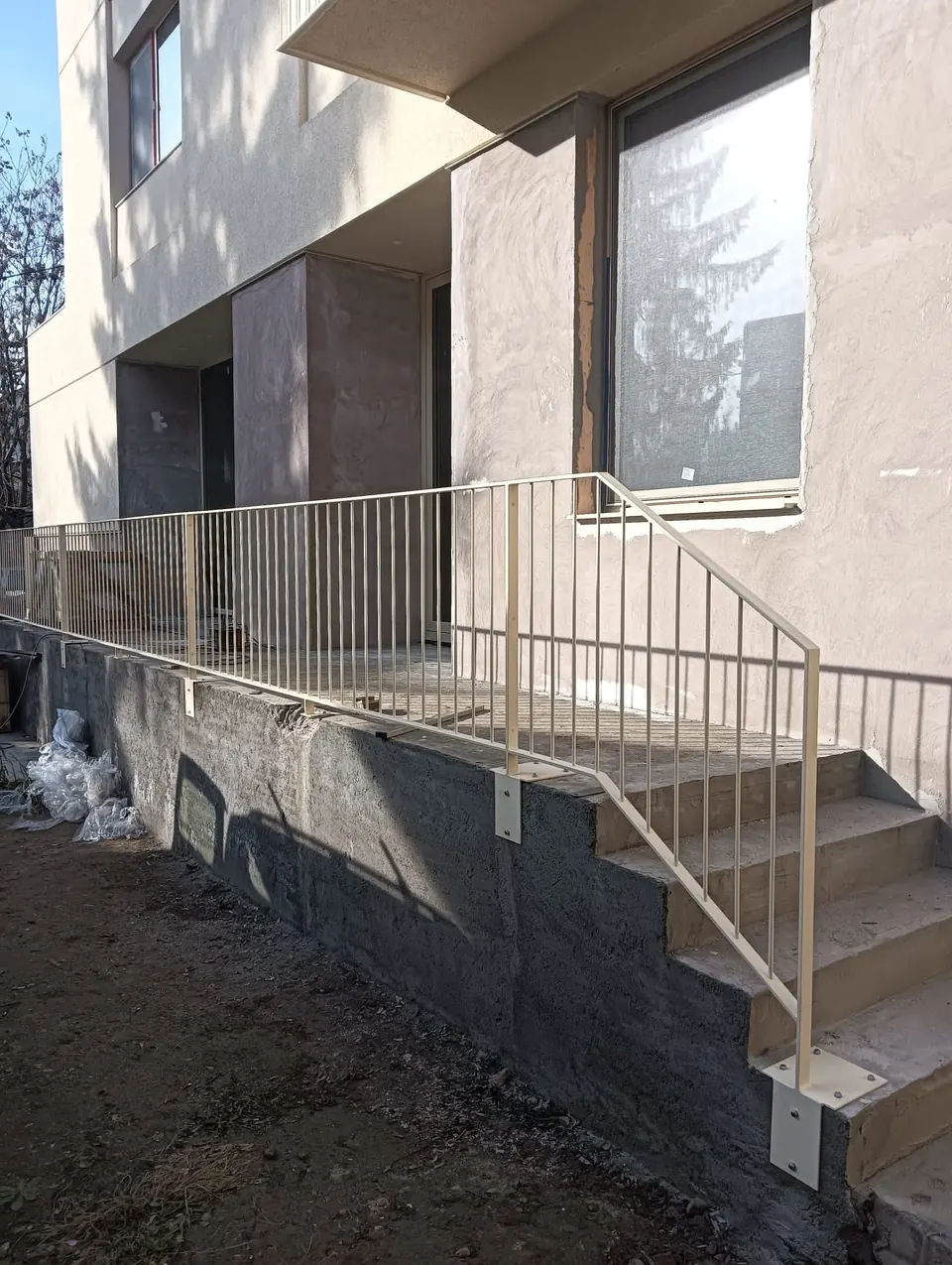 Balustrade exterioare cu bare verticale, bej