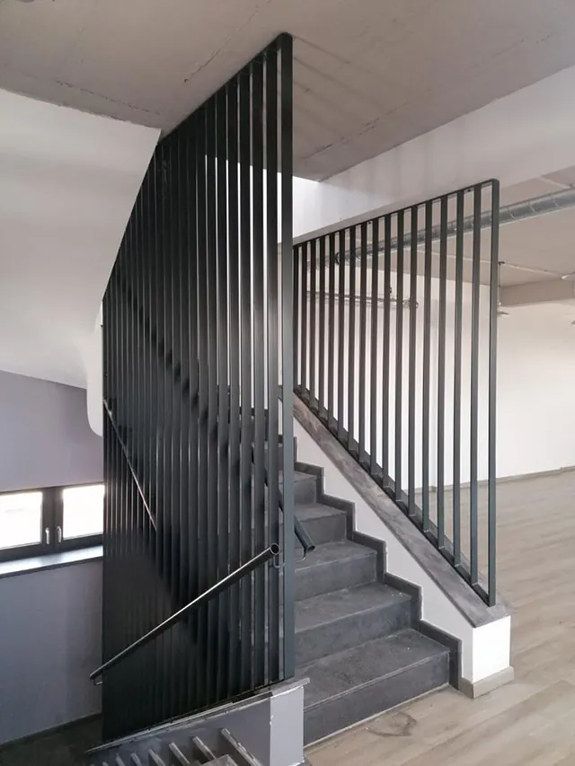 Balustradă-paravan cu bare verticale înalte