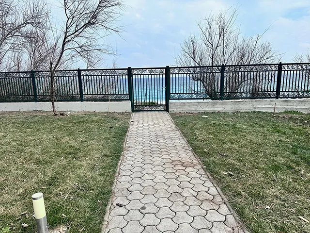 Gard cu panouri decorative cu meandre