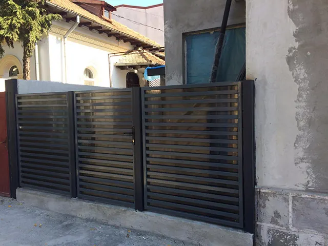 Gard cu lamele orizontale lângă casă