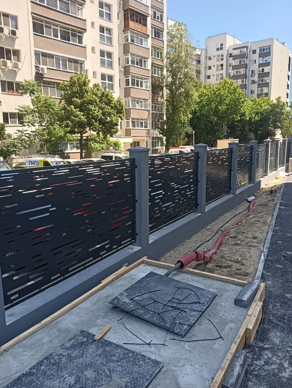 Gard cu panouri decupate laser, bloc de locuințe