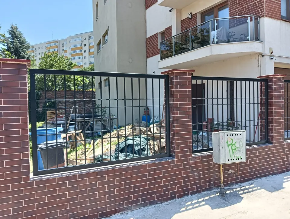 Gard cu bare verticale între stâlpi de cărămidă (G19) – poza 1 din 4