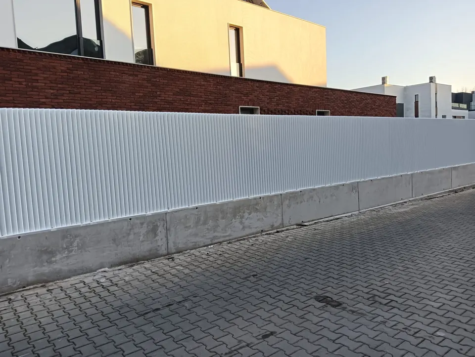 Gard alb din lamele verticale, casă modernă