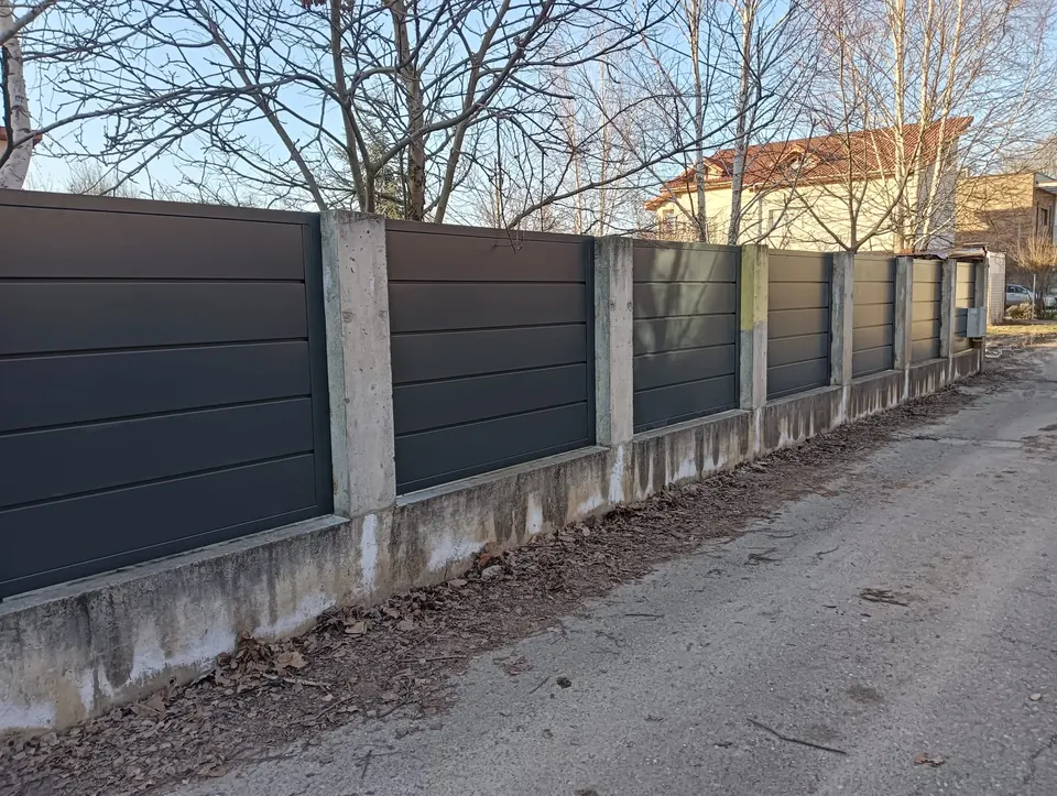 Gard din panouri pline cu nervuri orizontale
