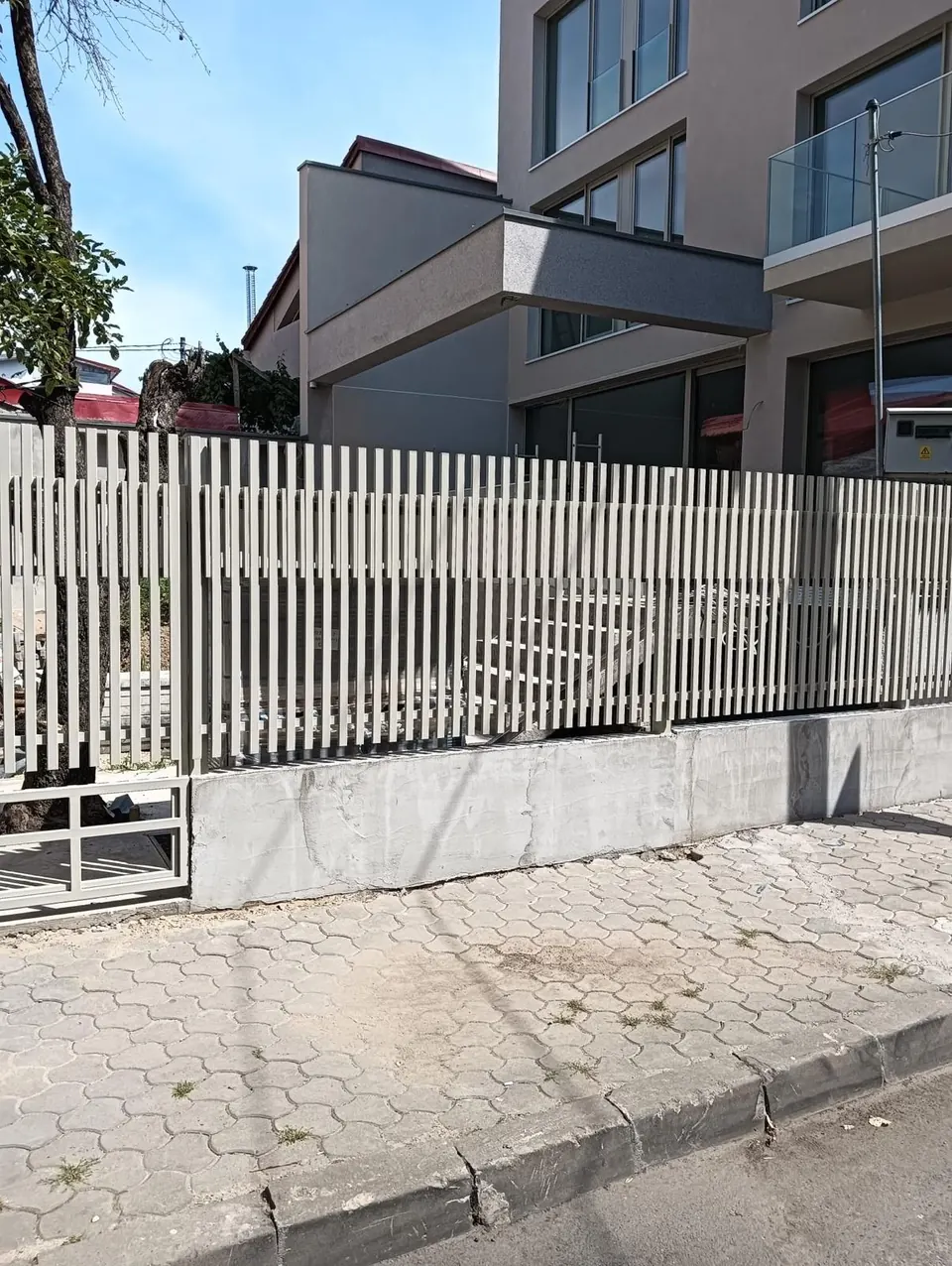 Gard din profile metalice verticale gri deschis