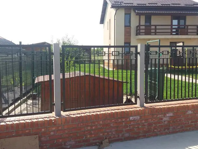 Gard cu bare verticale și motiv decorativ
