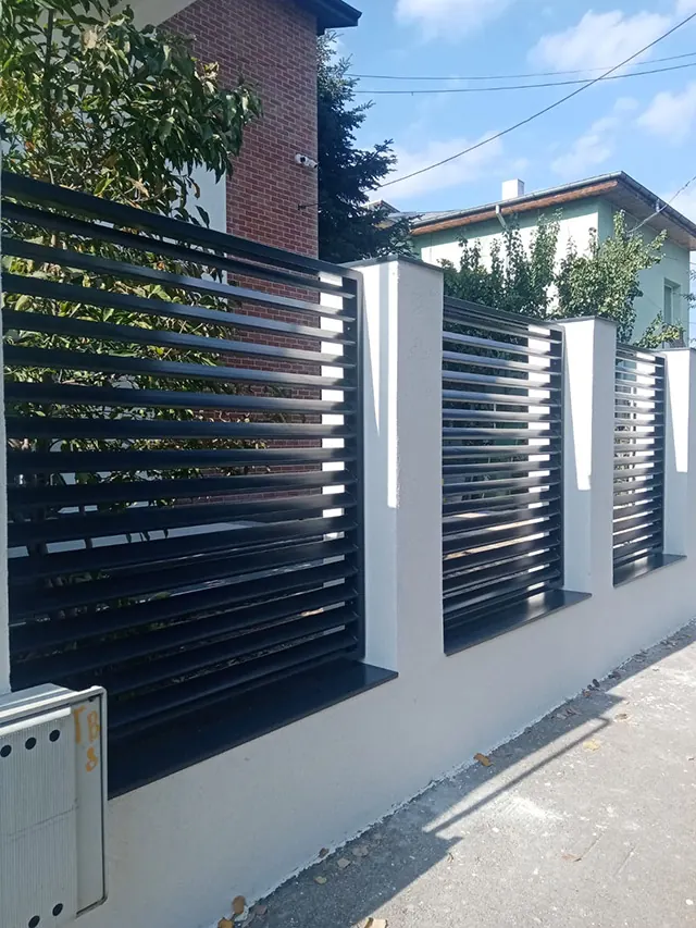 Gard cu lamele orizontale între stâlpi albi