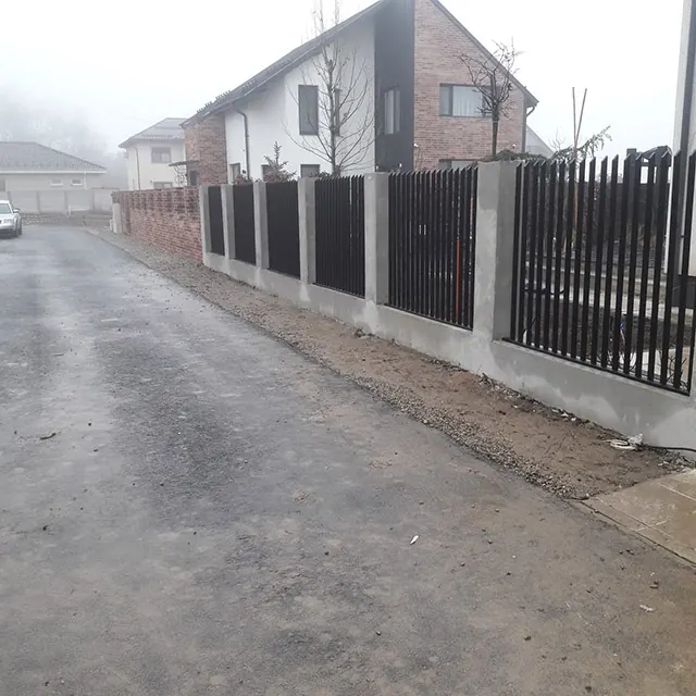 Gard cu bare verticale de lățimi diferite
