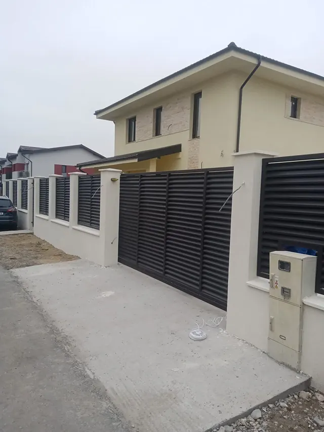 Gard model jaluzea pe soclu tencuit