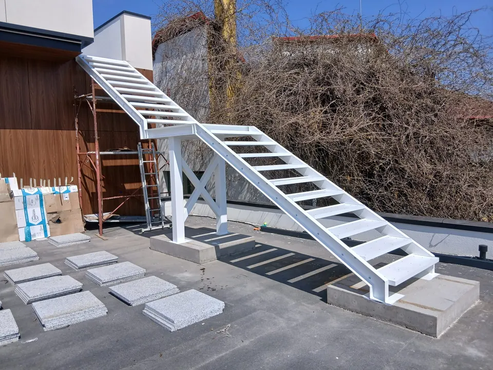 Scară metalică exterioară pentru acces pe terasă