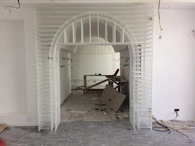 Arcadă decorativă din lamele metalice