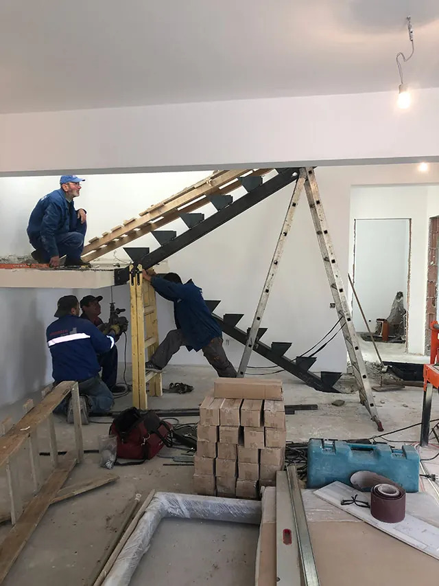Scară metalică interioară, în montaj