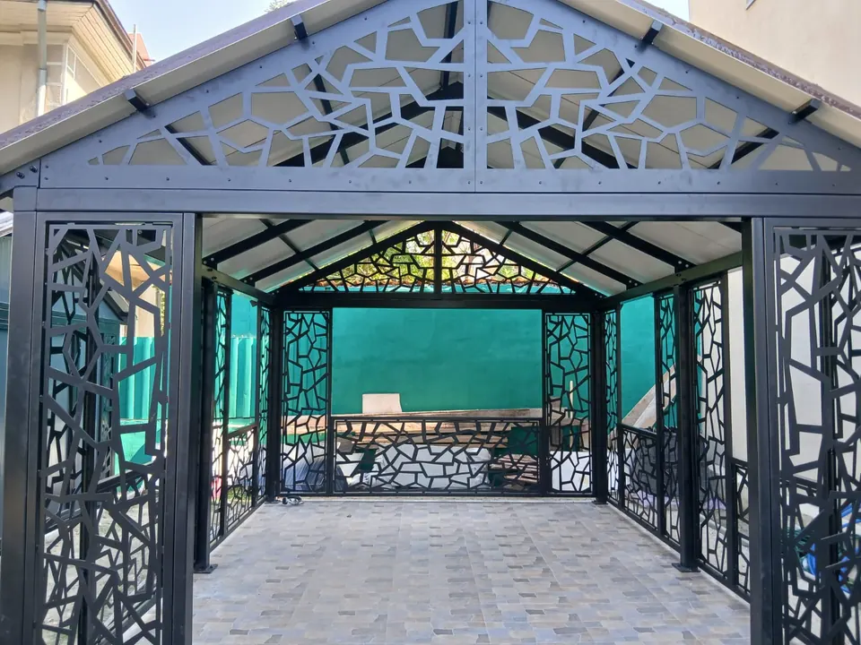 Foișor metalic cu panouri debitate laser