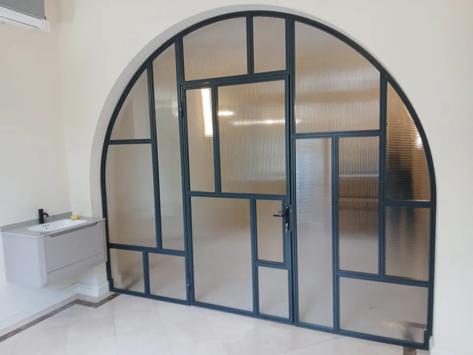 Compartimentare metal–sticlă în arc (LD5) – poza 1 din 3