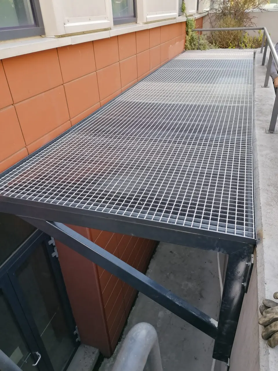 Pasarelă metalică cu grătar