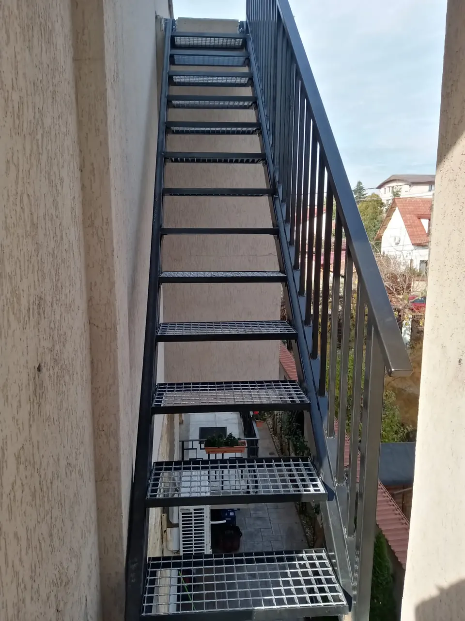 Scară metalică exterioară cu trepte din grătar