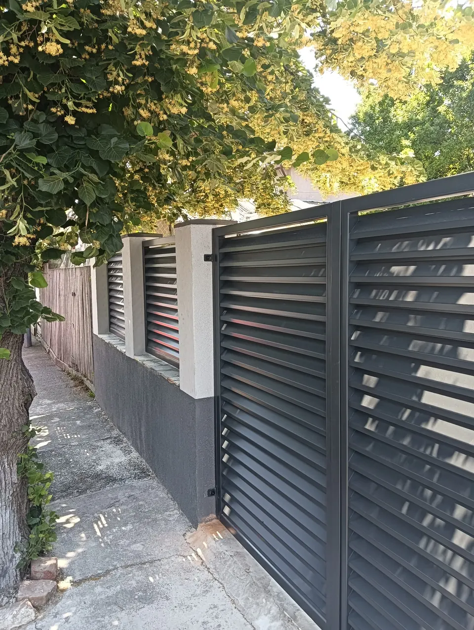 Poartă batantă jaluzea în două canate