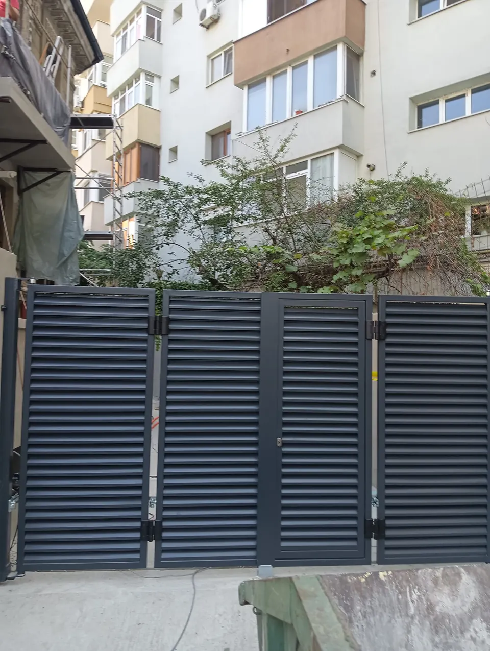 Poartă batantă în patru canate, model jaluzea
