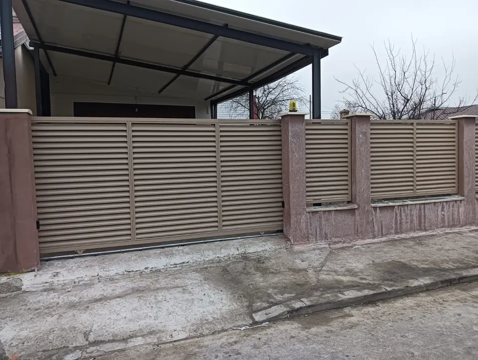 Poartă culisantă și portiță jaluzea, bej