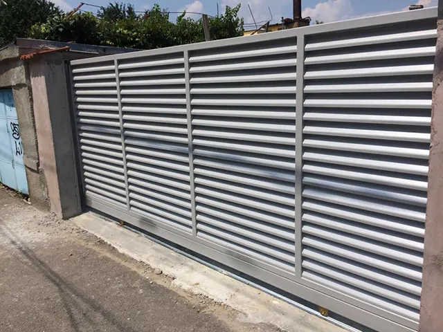 Poartă culisantă jaluzea de mari dimensiuni, gri