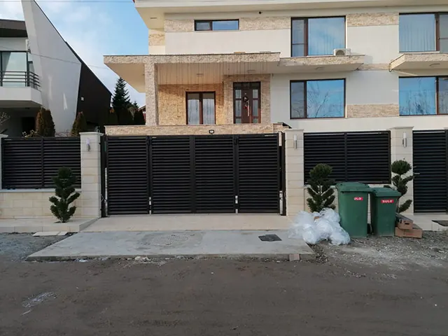 Poartă culisantă jaluzea pentru vilă, cu gard asortat