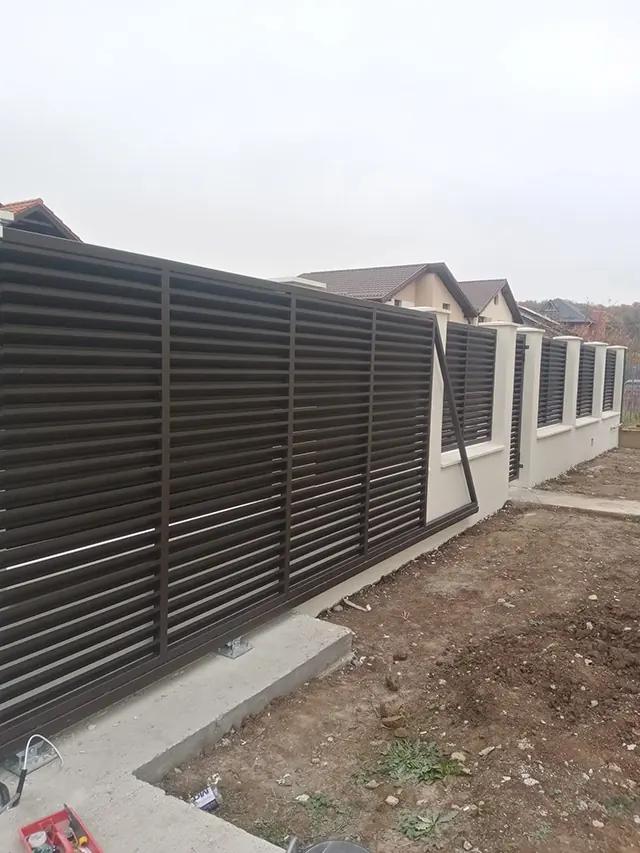 Poartă, portiță și gard model jaluzea, casă nouă