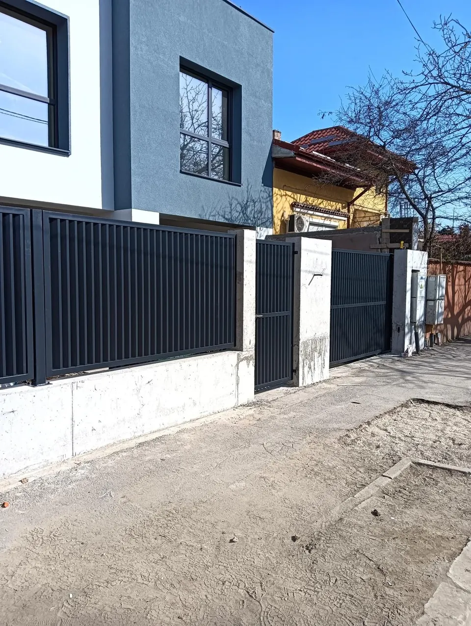 Poartă și gard cu lamele verticale, antracit