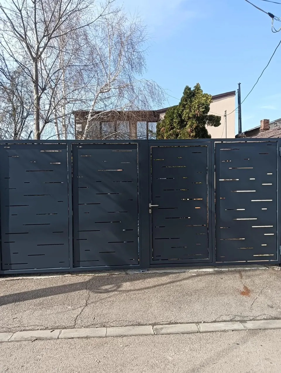 Poartă batantă în patru canate cu decupaje liniare