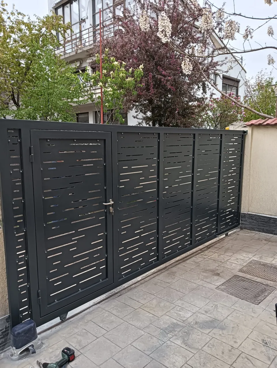 Poartă culisantă antracit cu decupaje liniare