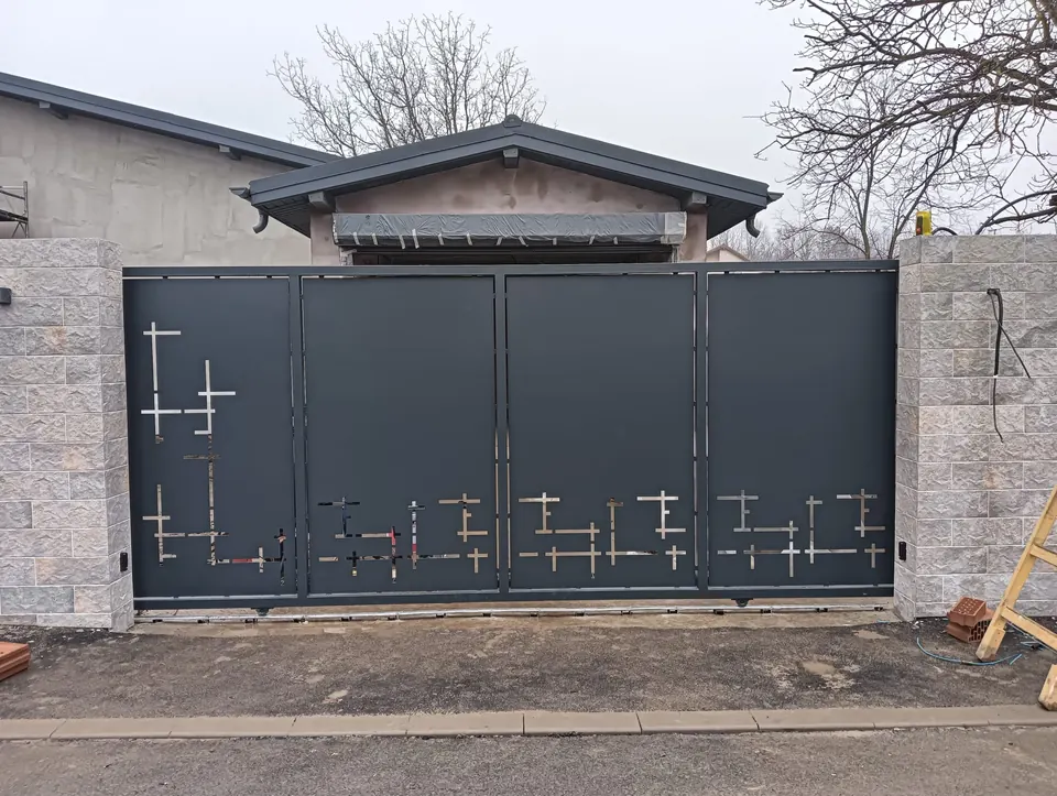 Poartă culisantă antracit cu motiv geometric decupat laser