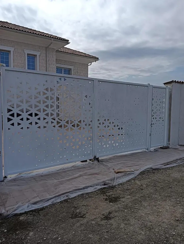 Poartă culisantă albă cu model geometric perforat (PL6) – poza 1 din 1