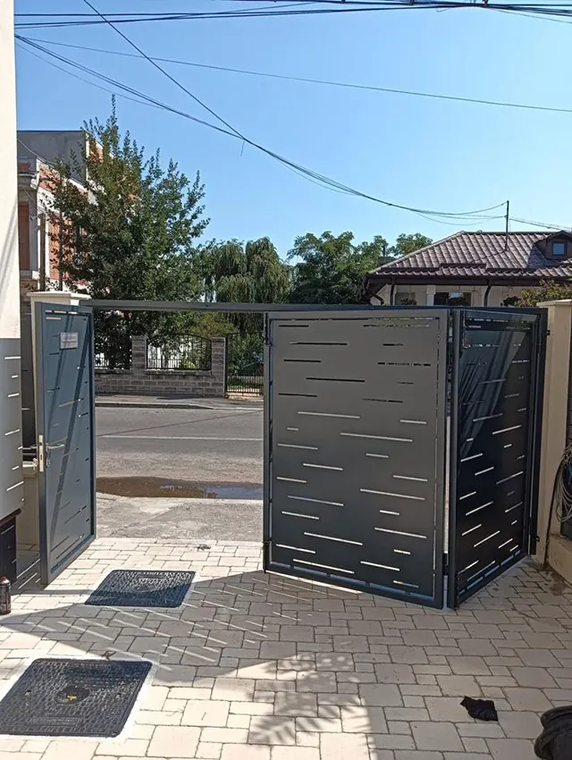 Portiță și poartă cu decupaje liniare, deschidere batantă