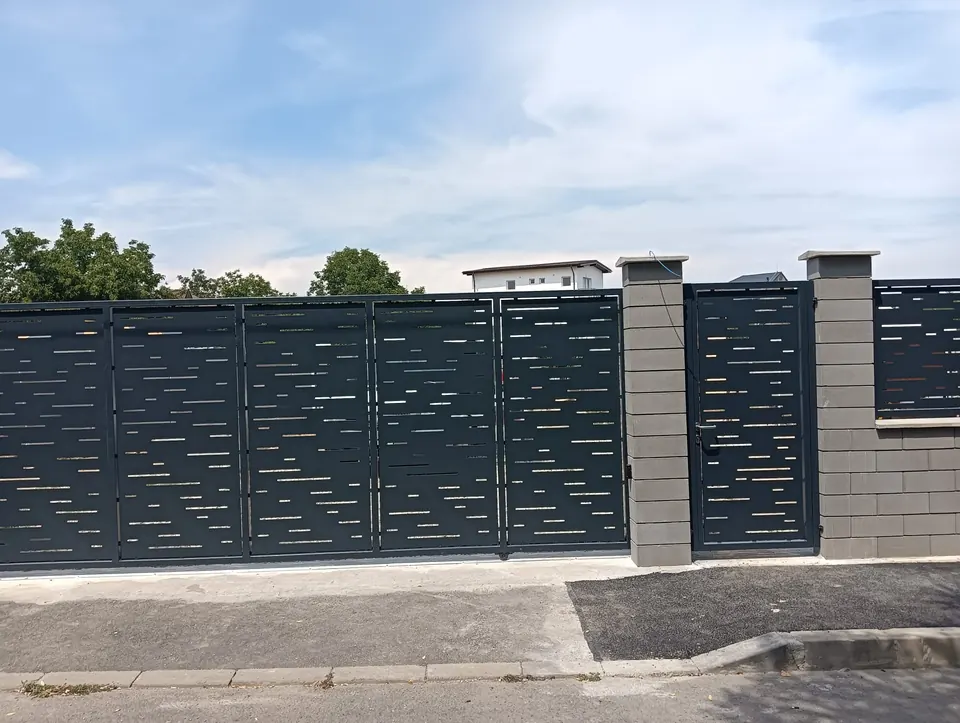 Poartă, portiță și gard cu decupaje liniare debitate laser