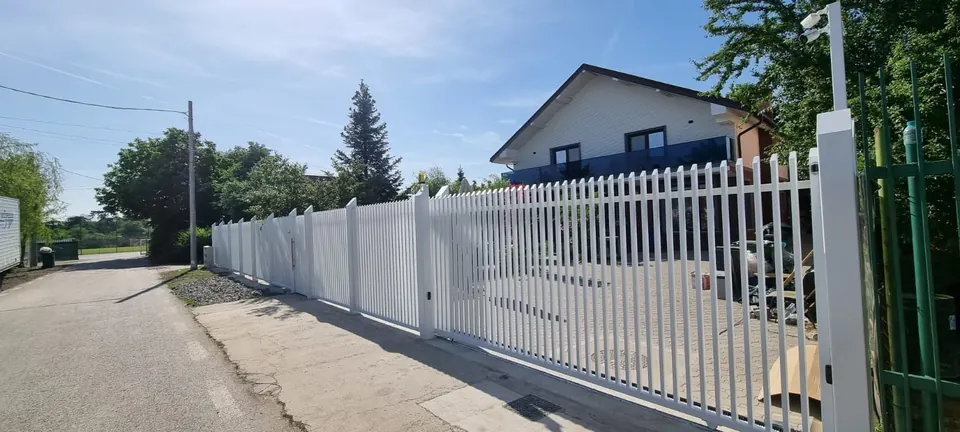 Poartă culisantă albă cu profile metalice verticale