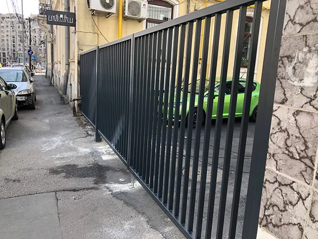 Poartă și gard cu bare verticale groase (PM12) – poza 1 din 1